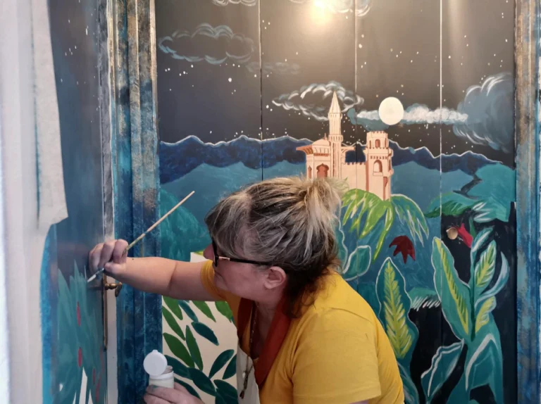 Fresque murale colorée à Marseille