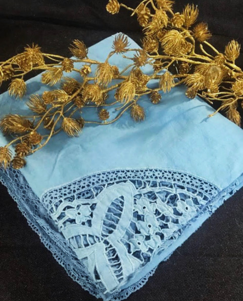 linge ancien teint à la main