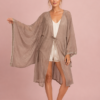 Kimono en tulle de coton irisé, manche travaillée et ornée d'un galon précieux
