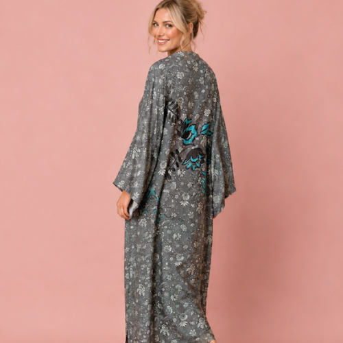 kimono-fluide-peint-àlamain Kimono Printemps en tissu soyeux peint à la main