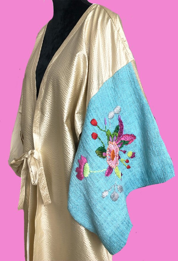 kimono-satin-beige-coté-closeup Kimono sur mesure conçu et fabriqué par Valérie Touboul | Princesse Wally