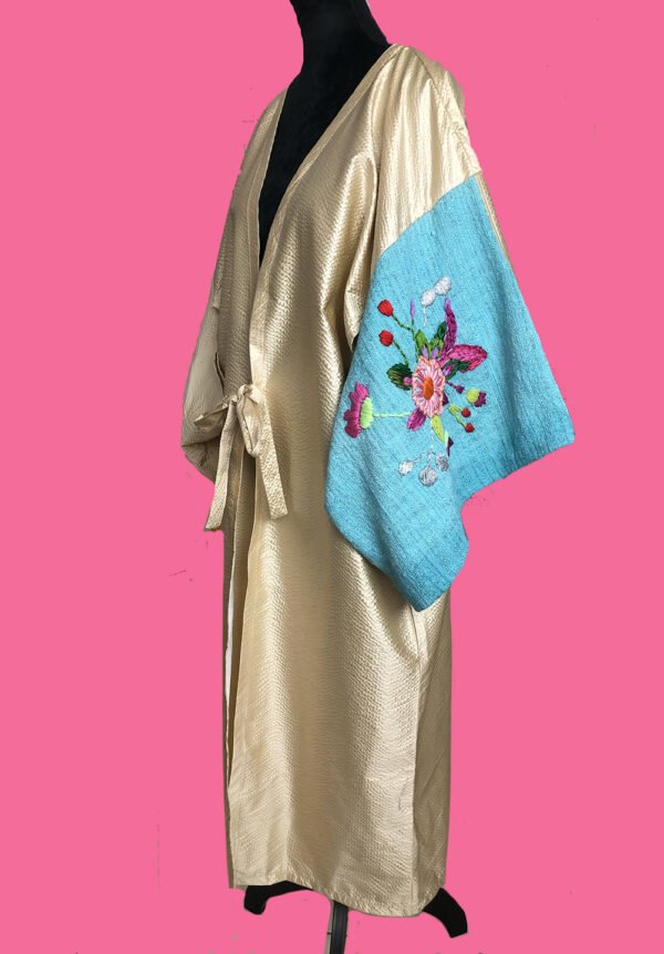 kimono-satin-gaufré-beige Kimono sur mesure conçu et fabriqué par Valérie Touboul | Princesse Wally
