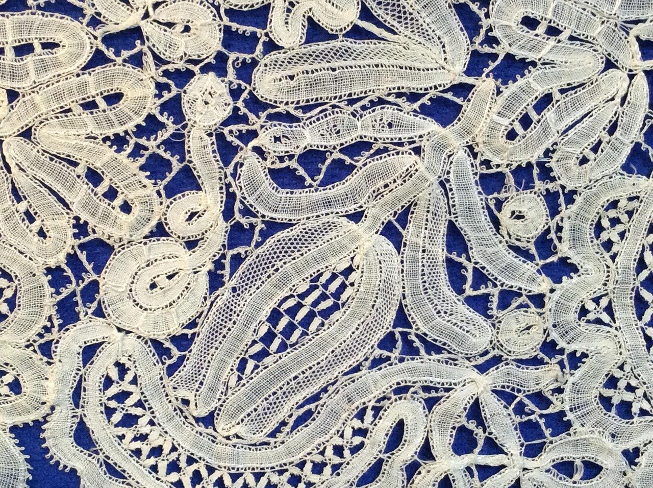 antique-honiton-lace-1182740_1280 (1) Dentelle Honiton ancienne blanche sur fond bleu, motifs ajourés