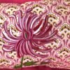 detail-fleur-rose Coussin peint à la main - Fleur Fuchsia