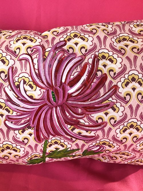 detail-fleur-rose Coussin peint à la main - Fleur Fuchsia