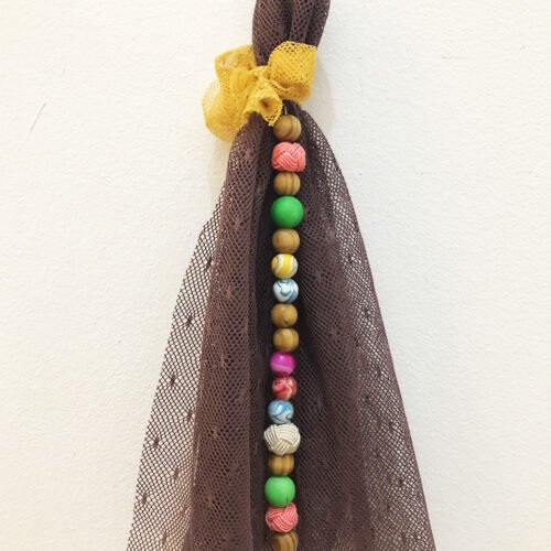 Gris-gris / Bijou de sac tulle marron et perles