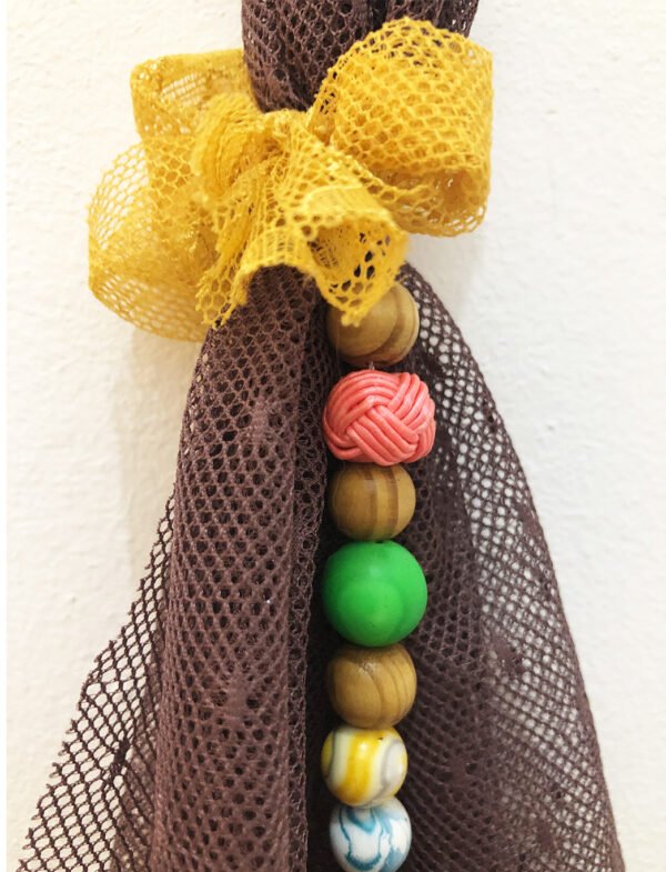 Gris-gris / Bijou de sac tulle marron et perles