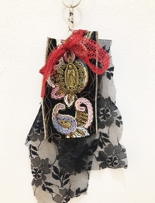 Gris-gris / Bijou de sac galon noir brodé et vierge
